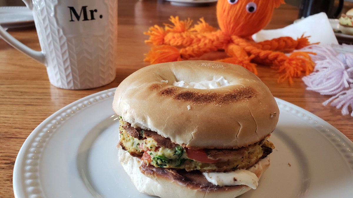 Baguel relleno de queso Philadelphia y tarta de huevo con pimiento morrón y&nbsp;espinaca